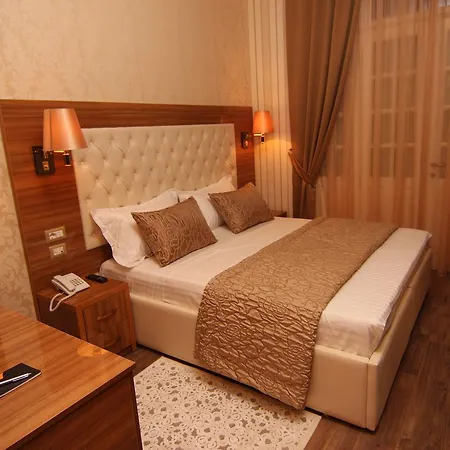 Boutique Restaurant Gloria 호텔 티라나