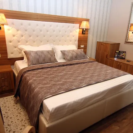 Boutique Restaurant Gloria 4* טיראנה